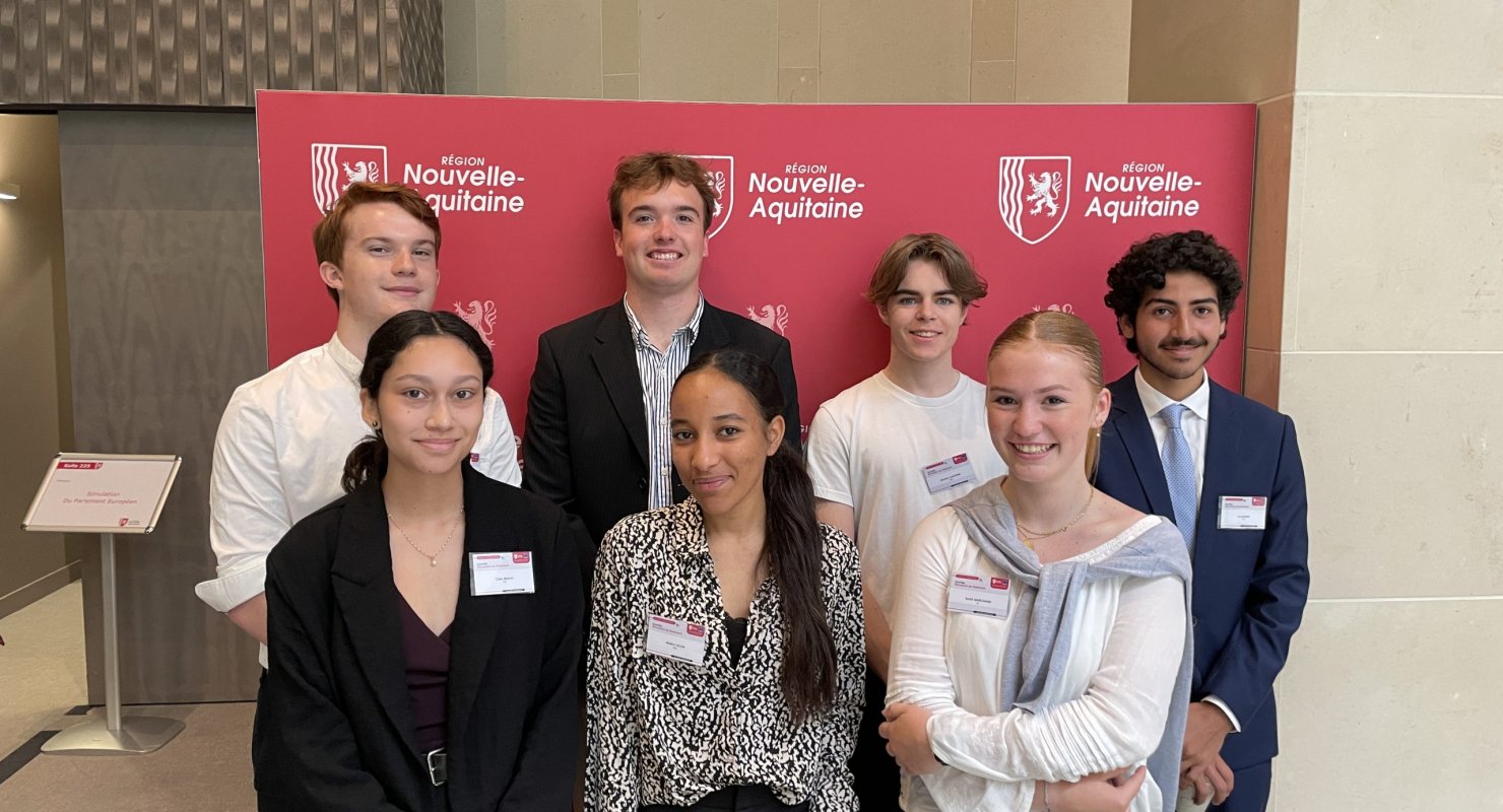 De futurs étudiants jouent les députés européens