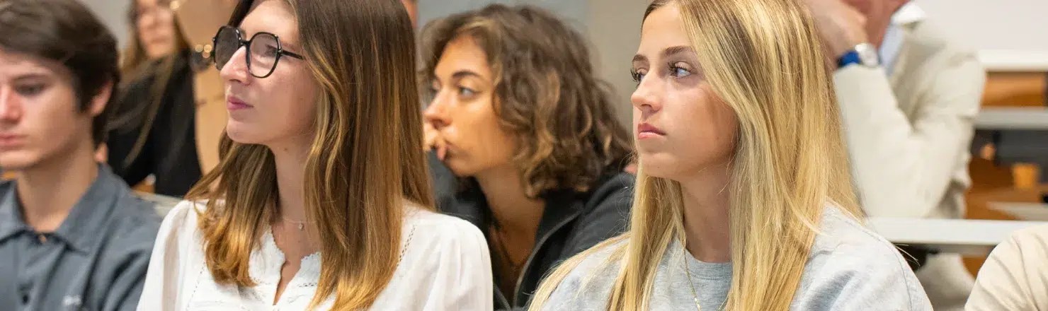 Deux étudiantes en premier plan attentives en cours d'heip